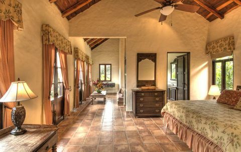 Mel Gibson - Costa Rica jungle estate - chambre principale - Christie's International Real Estate