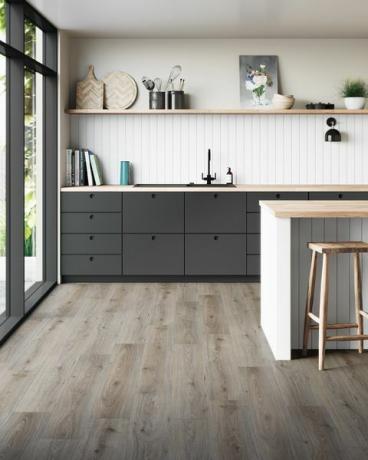 Plancher de cuisine loft en stratifié gris clair dans la cuisine-salle à manger de Flooring Superstore