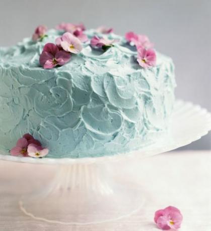 Gâteau à la crème au beurre turquoise décoré de pensées