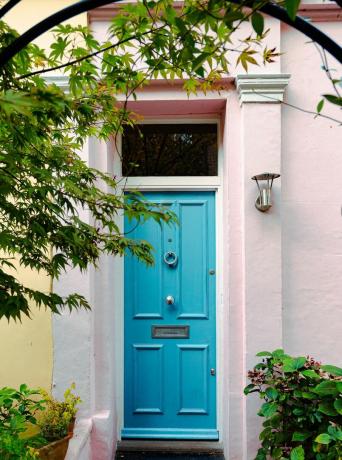 peinture de porte d'entrée, architecture extérieure de maisons résidentielles mitoyennes dans la région de notting hill, un quartier aisé de londres, royaume-uni