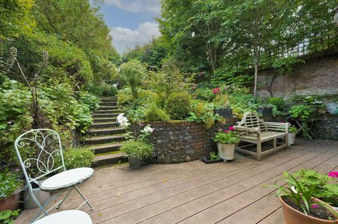 chalet situé dans le village de Surrey où les vacances ont été filmées à vendre