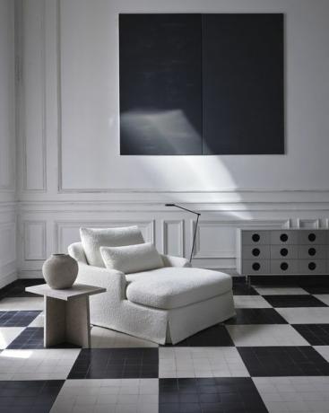 chaise boucle sur des sols noirs et blancs