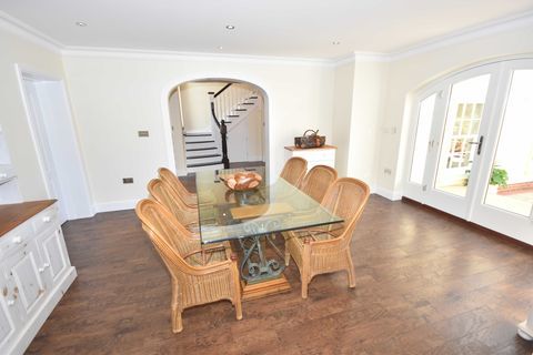 Table et chaises dans la salle à manger de la maison moderne