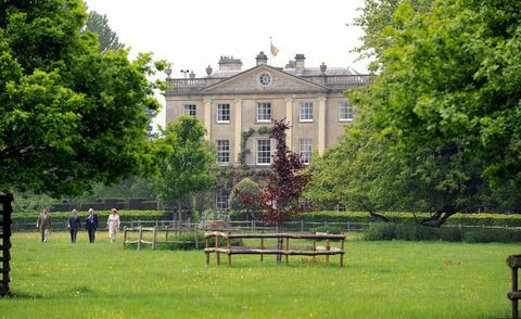 Prince Charles plante l'arbre à Highgrove House