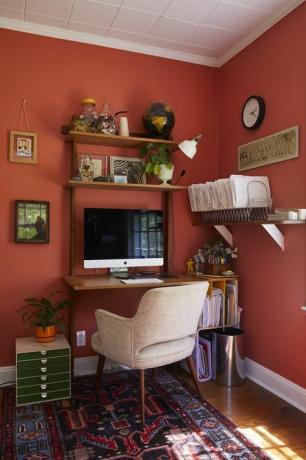 étude, mur peint en rouge, bureau marron, chaise blanche