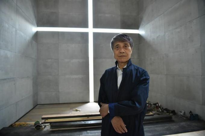 cette photo prise le 20 septembre 2017 montre l'architecte japonais tadao ando posant au centre d'art national de tokyo le maître japonais tadao ando a emprunté une voie non conventionnelle vers l'architecture, d'abord boxeur et chauffeur de camion complètement autodidacte, sa formation peu orthodoxe ne l'a pas empêché de remporter le prix pritzker, considéré comme le nobel de l'architecture, suivi du les traces de richard rogers et zaha hadid photo de kazuhiro nogi afp pour accompagner l'architecture japonaise ando, interview de karyn nishimura poupee photo de kazuhiro nogiafp via getty images