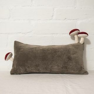 Coussin Fungimaa gris avec champignons en cuir suédé rouge