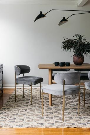 table et chaises de salle à manger avec tapis en dessous