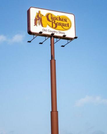 Cracker Barrel Restaurant et Old Country Store panneau routier photo de Jeffrey Greenberguniversal images group via Getty Images