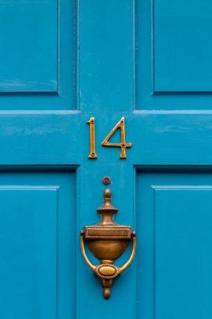 porte d'entrée bleue avec heurtoir en laiton