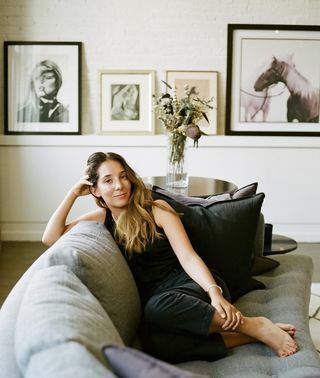 Hannah Bomze, PDG et fondatrice de Casa Blanca, assise sur un canapé