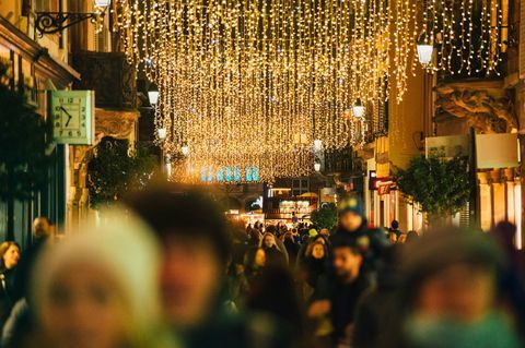 Noël en France Foule sur la rue commerçante animée de Noël