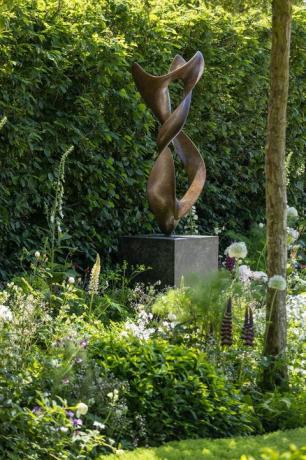 le jardin de vivaces 'with love' conçu par richard miers sponsorisé par perennial - help people in horticulture show garden rhs chelsea flower show 2022