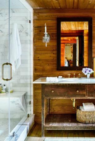 salle de bain en bois avec douche en marbre