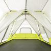 Cette tente géante dispose de 3 chambres et peut accueillir 12 personnes, il est donc temps de planifier un voyage de camping