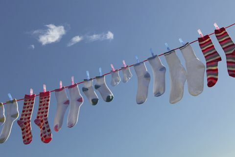 Paires de chaussettes séchant sur la ligne de lavage