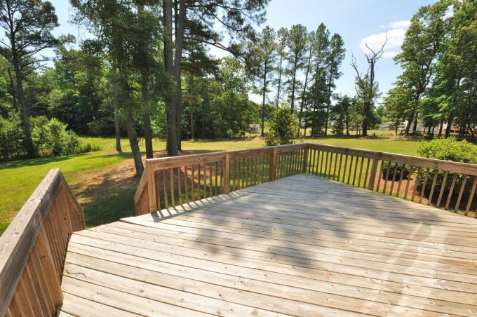 grande terrasse en bois de la maison