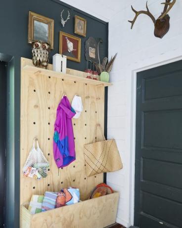 entrée, crochets en bois, porte verte, porte d'entrée verte