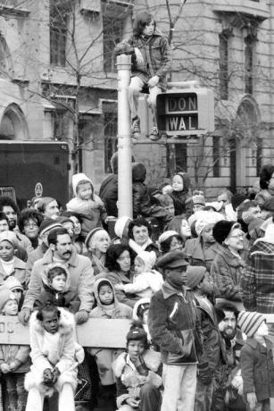 Garçon assis au sommet d'un signal de passage à niveau à la parade de Thanksgiving Macys en 1974