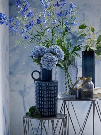 Fleurs, vase et fond bleu indigo