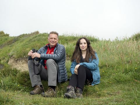 chris packham, megan mccubbin sur une falaise à llangrannog