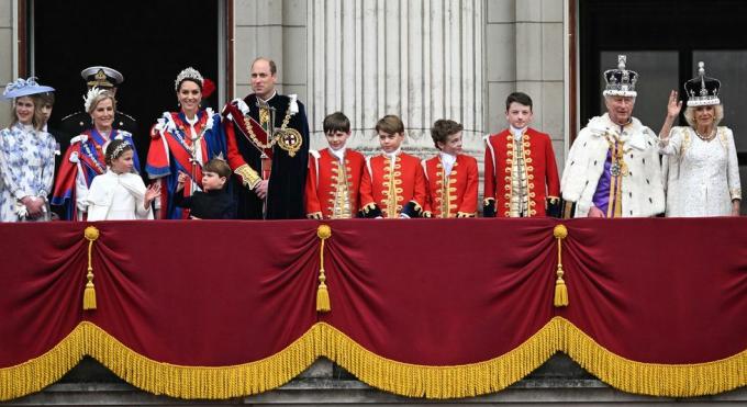 londres, angleterre mai 06 l r lady louise windsor, vice-amiral sir timothy laurence, sophie, duchesse d'édimbourg, princesse charlotte de galles, anne, princesse royale, catherine, princesse de galles, prince louis de galles, prince william, prince de galles, page d'honneur seigneur oliver cholmondeley, prince george de galles, page d'honneur nicholas barclay, page d'honneur ralph tollemache, le roi charles iii et la reine camilla sur le balcon du palais de buckingham lors du couronnement du roi charles iii et de la reine camilla sur 06 mai 2023 à londres, angleterre, le couronnement de charles iii et de son épouse, camilla, en tant que roi et reine du royaume-uni de grande-bretagne et d'irlande du nord, et le d'autres royaumes du Commonwealth a lieu à l'abbaye de westminster aujourd'hui charles a accédé au trône le 8 septembre 2022, à la mort de sa mère, elizabeth ii photo par samir husseinwireimage