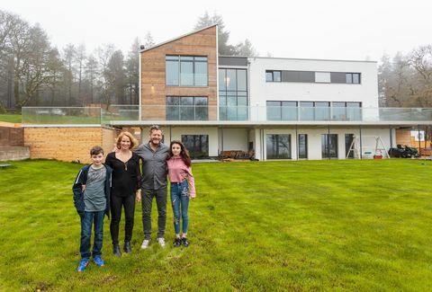 Channel 4 - Flat Pack Mansions: Richard et Nikki Cooper construisent une maison de rêve de 5000 pieds carrés près de Lyme Regis, Dorset, en seulement quatre jours.