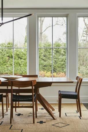 table à manger, table à manger en bois avec chaises en bois