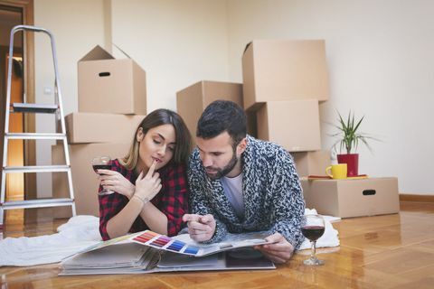 Jeune couple vient d'emménager