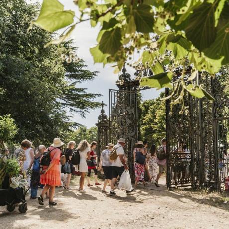 les visiteurs avec des achats de plantes au rhs hampton court palace garden festival 2022is