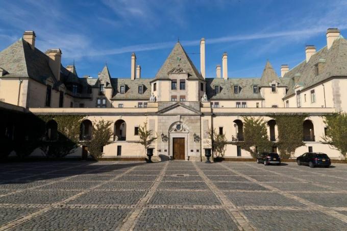 photo extérieure du château d'oheka sur long island