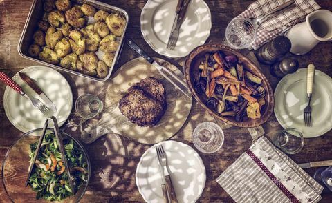 Manger du bœuf rôti avec des pommes de terre et des légumes-racines