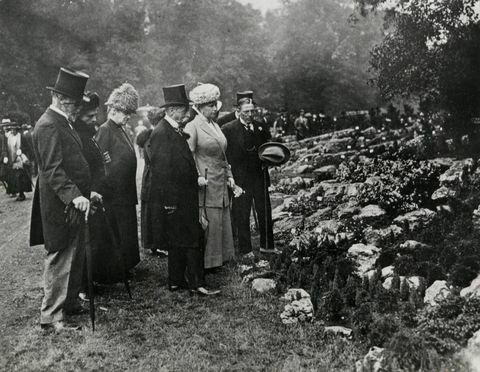 Queen Mary avec groupe au Chelsea Flower Show. Date 1913.