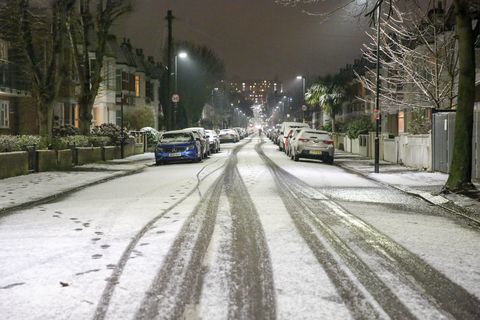 Une route vue recouverte de neige dans le nord de Londres ...