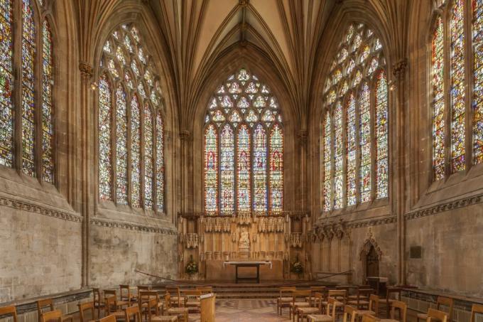 dédiée à l'apôtre saint André, la cathédrale de Wells est l'ensemble de l'évêque de Bath et Wells elle a été construite entre 1175 et 1490, l'architecture est entièrement du style gothique anglais de la fin du XIIe et du XIIIe siècle. des siècles