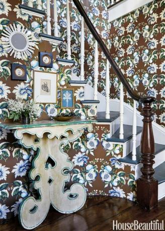 Le hall d'escalier est gainé d'un papier peint Oscar de la Renta de Lee Jofa; Maxwell Foster et son partenaire Suysel dePedro Cunningham ont trouvé la table italienne dramatique chez Nickey Kehoe à Los Angeles.