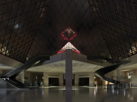 Airbnb s'associe au célèbre musée du Louvre à Paris, France