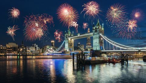 Affichage de feu d'artifice sur le pont pendant la nuit