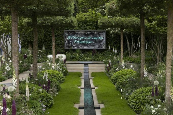 londres, angleterre 23 mai le jardin « vivace, avec amour » le 23 mai 2022 à londres, angleterre le chelsea flower show revient à son habitude place dans le calendrier horticole après avoir été annulée en 2020 et reportée en 2021 en raison de la pandémie de covid cette année voit le spectacle célébrer le jubilé de platine de la reine et aussi un thème de calme et de pleine conscience qui traverse les conceptions de jardin photo de dan kitwoodgetty images