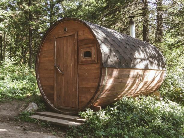 un sauna personnel dans les bois un sauna rond en bois dans le baril de la forêt