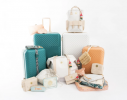 La créatrice Justina Blakeney a lancé une collection de bagages tropicaux pour Target