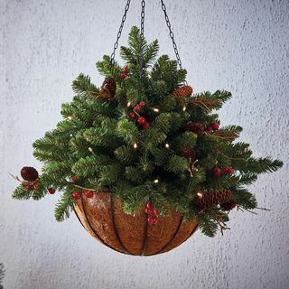 Panier suspendu de Noël décoré de baies illuminées