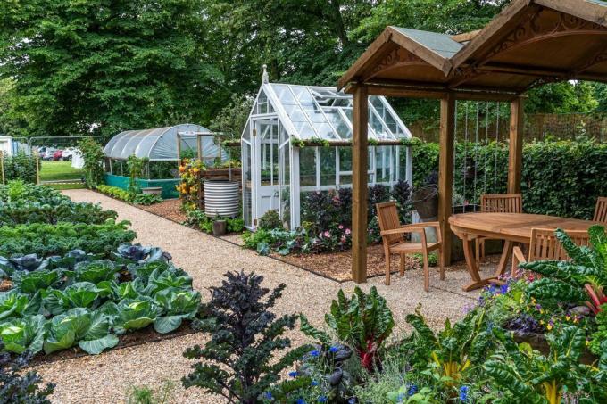 le jardin de démonstration rhs no dig allotment conçu en association avec charles dowding et stephanie hafferty, hampton court palace garden festival 2021, hampton court palace flower show