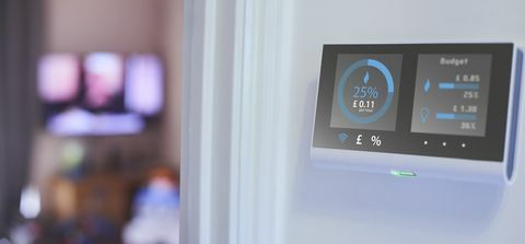 Consommation d'énergie à la maison - compteur intelligent d'énergie sur le mur