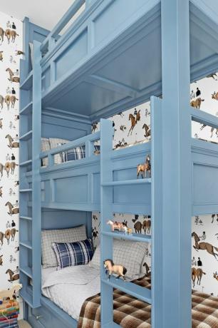 chambre avec lits superposés bleus empilés et papier peint cheval