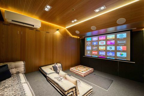 Cinéma Infinity House, Sotheby's