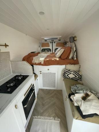 un couple transforme une camionnette en superbe mobil-home