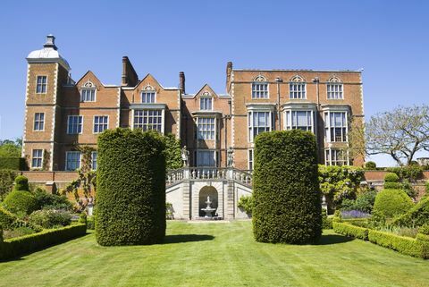 Hatfield House est une demeure seigneuriale anglaise située dans un grand parc de 42 acres dans le Hertfordshire. Voici la façade est et les jardins, qui ne sont ouverts qu'occasionnellement dans le style jacobéen le manoir a été construit par robert cecil en 1611 et est resté dans la famille cecil depuis son emplacement spectaculaire et son architecture en a fait un incontournable pour de nombreux films, y compris shakespeare dans l'amour, batman et batman ii, l'âge d'or et bien d'autres la reine elizabeth j'ai passé une grande partie de sa jeunesse en résidence à hatfield, on dit que c'est ici que la «reine vierge», alors qu'elle était censée être assise sous un chêne dans le parc l'année de notre seigneur, 1558, a appris qu'elle était devenue reine d'Angleterre et d'Irlande, à la suite de la mort de sa demi-sœur, Mary bon espace de copie