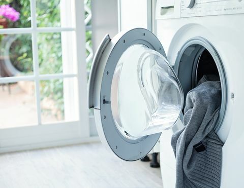 Gros plan de machine à laver avec du linge sale