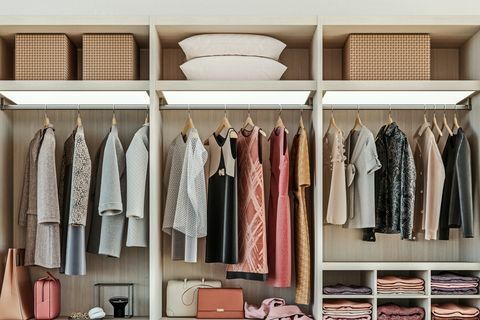 Armoire en bois moderne avec des vêtements pour femmes suspendus sur un rail dans un intérieur de conception de placard, rendu 3D